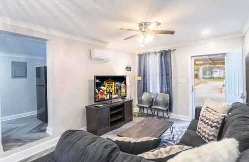 Hattiesburg Cottage | Chandelier Cottage -Functionality, Ideal Location