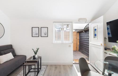 High Wych House | Chandini Villa in High Wych