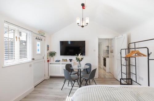 High Wych House | Chandini Villa in High Wych