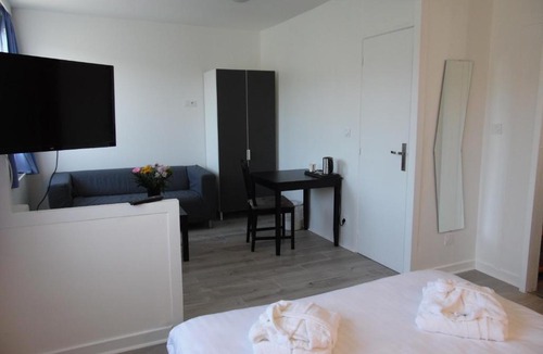 Chatel-Guyon Hotel | Chante Grelet