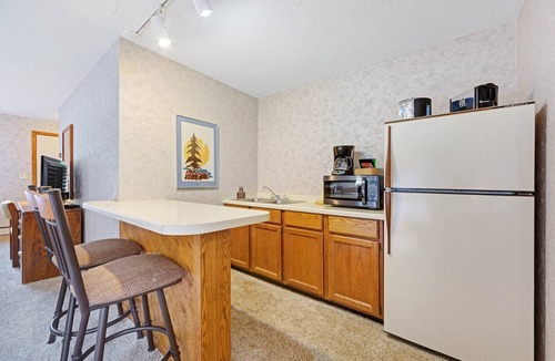 Eagle River Apartment | Chanticleer Inn 44