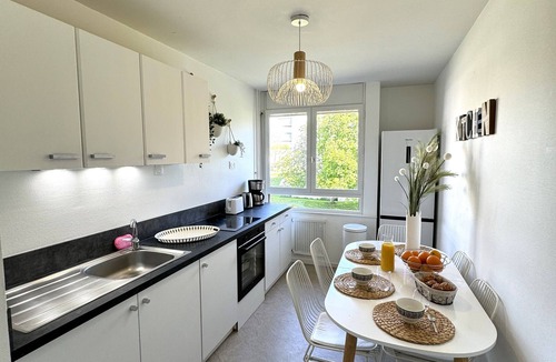 Torigne Apartment | CHANTILLY, Cosy apartment, sleeps 4, wifi, metro 5 min walk