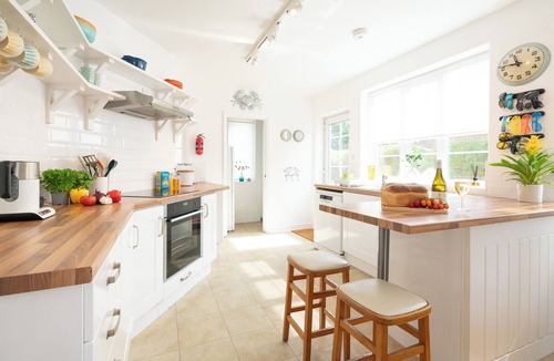 Bembridge Cottage | CHANTRIES, pet friendly, with open fire in Bembridge