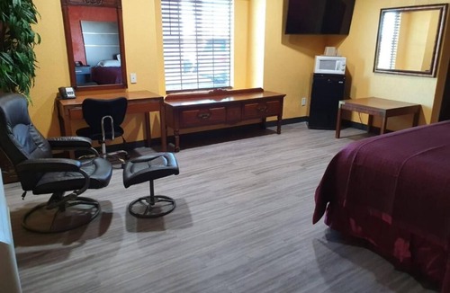 Hallettsville Hotel | Chaparral Motel