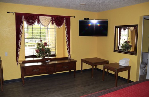 Hallettsville Hotel | Chaparral Motel