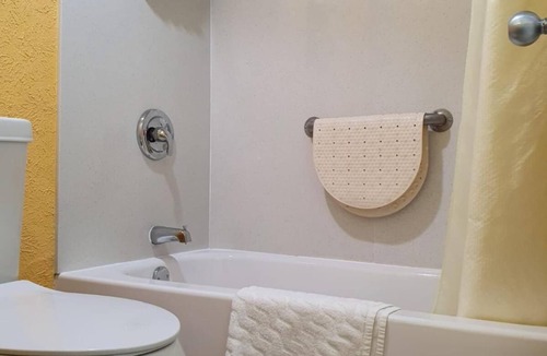 Hallettsville Hotel | Chaparral Motel