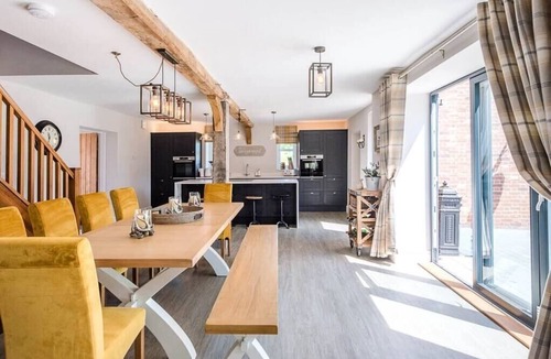 Ipswich House | Chapel Cottage, Hadleigh - with Hot Tub