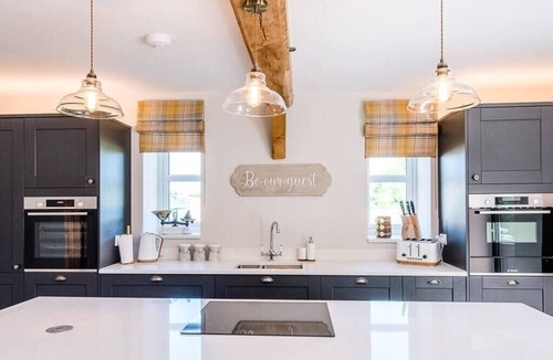 Ipswich House | Chapel Cottage, Hadleigh - with Hot Tub