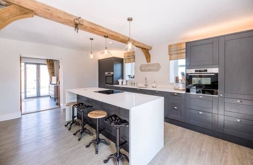 Ipswich House | Chapel Cottage, Hadleigh - with Hot Tub