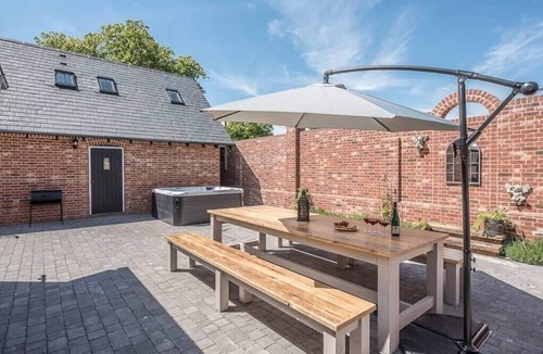 Ipswich House | Chapel Cottage, Hadleigh - with Hot Tub