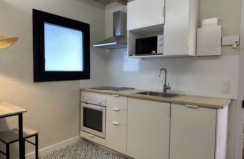 Collblanc y La Torrassa Apartment | Charming Apartment With Patio & Pool