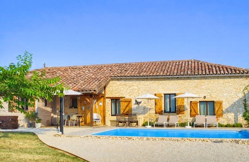 Saint-Nazaire-de-Valentane House | Charming gîte with private pool, fenced grounds. Dogs welcome. Quiet!
