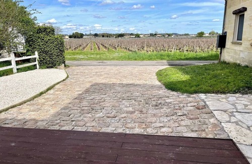 Saint-Sulpice-de-Faleyrens House | Charming vineyard guesthouse