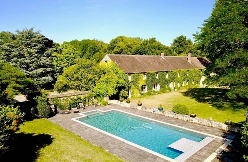 Saint-Pierre-les-Nemours House | Character house, 15 pers, 7 bedrooms, swimming pool, organic farm, park.