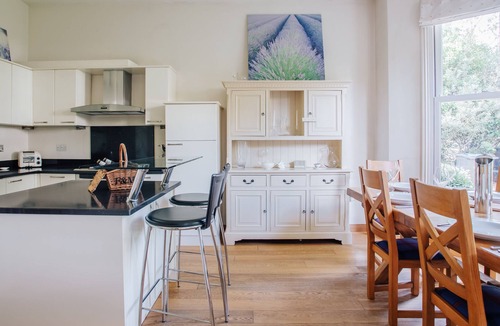 Berrylands Apartment | Character 1 bedroom apartment with garden & parking