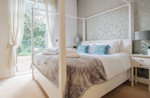 Berrylands Apartment | Character 1 bedroom apartment with garden & parking