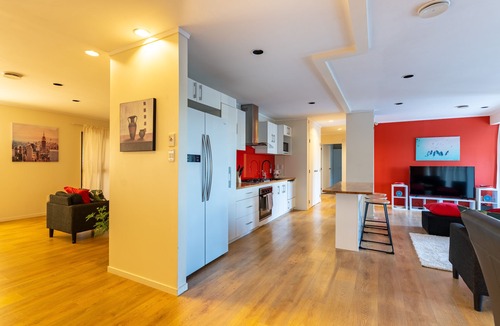 West Harbour House | Character 4BR Home - Seaview - Skyline - Hot tub