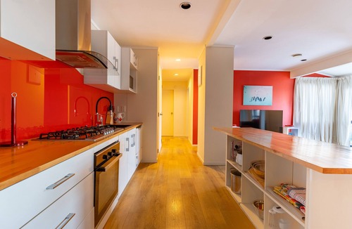 West Harbour House | Character 4BR Home - Seaview - Skyline - Hot tub