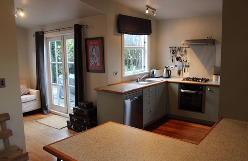 Martinborough Cottage | Character cottage stone's throw from The Square