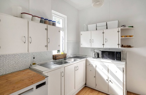 Neutral Bay House | Character home with modern comforts - free parking!