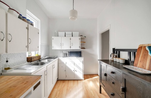 Neutral Bay House | Character home with modern comforts - free parking!