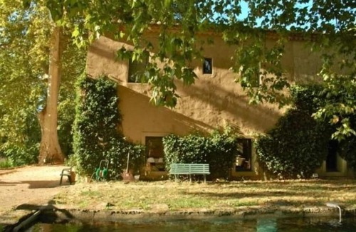 Le Cailar House | Character house under three-hundred-year-old plane trees