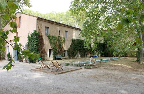 Le Cailar House | Character house under three-hundred-year-old plane trees