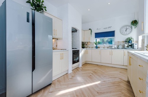 Eccles House | Character Victorian 4Bedroom Home w Free Parking