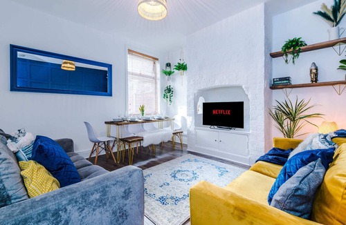 Eccles House | Character Victorian 4Bedroom Home w Free Parking