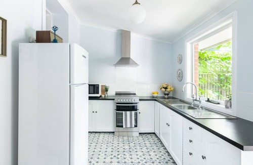 Eastwood Cottage | Character with a courtyard