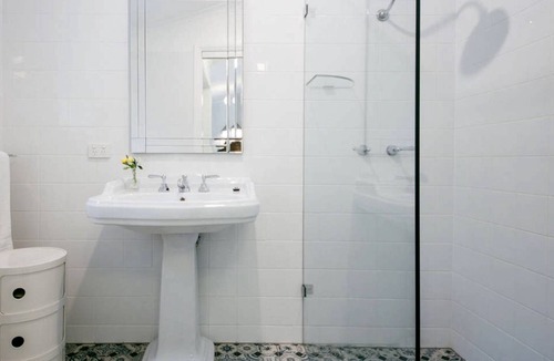 Eastwood Cottage | Character with a courtyard