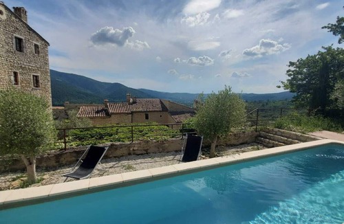 Le Poet-Laval House | Characteristic stone house