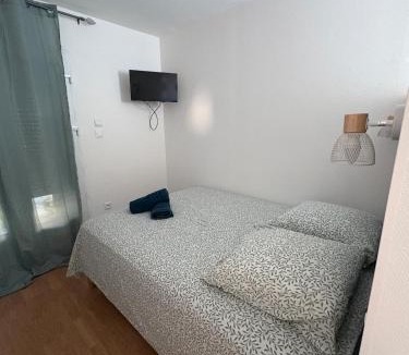 Castres Apartment | Charles de Gaulle lll - Independent Garden