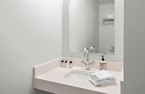 Fenway–Kenmore Hotel | Charlesgate Suites