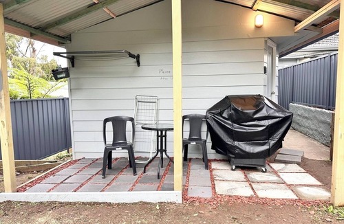 Charlestown Cabin | Charlestown Central 2 Bedrooms Back Unit with Kitchenette