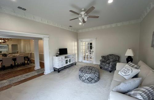 Jacksonville House | Charlie's 19th Hole