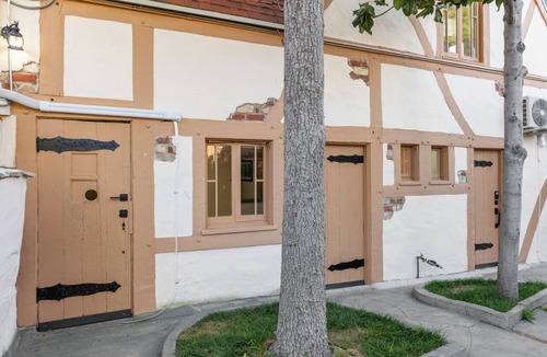 Newhall Apartment | Charlie - Six Flags, Universal studio, LAX