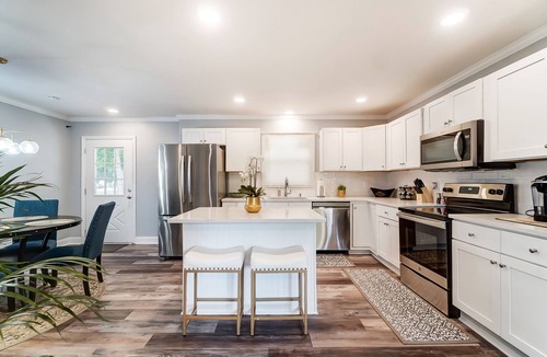 Starmount House | Charlotte Pet Friendly 3BR Chateau Hot Tub Mini Golf Fire Pit SouthPark