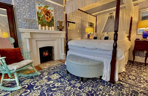 Queens Square Bed & Breakfast | Charlotte's Rose Inn