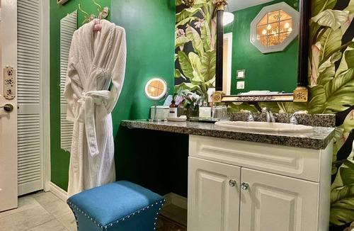 Queens Square Bed & Breakfast | Charlotte's Rose Inn