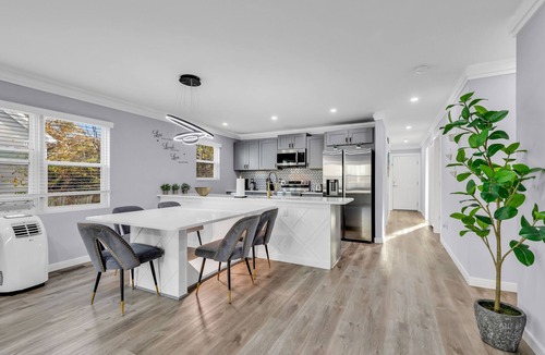 Villa Heights Apartment | Charlotte Spacious 4BR Home