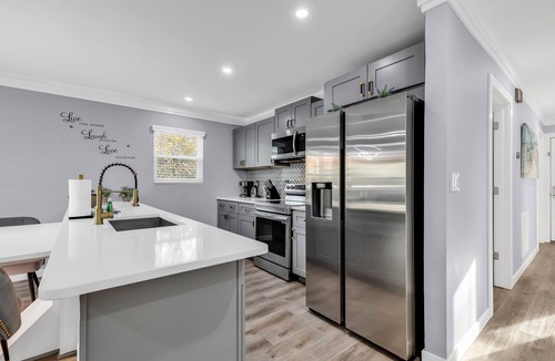 Villa Heights Apartment | Charlotte Spacious 4BR Home