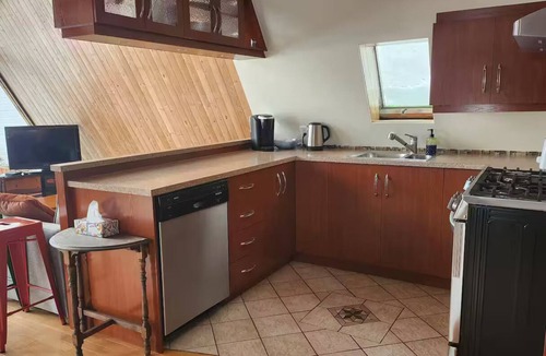 Saint-Ambroise Ski Chalet | Charming lakeside A-frame. A pet-friendly retreat for nature lovers!