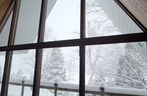 Saint-Ambroise Ski Chalet | Charming lakeside A-frame. A pet-friendly retreat for nature lovers!