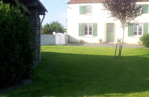 Saint-Martin-des-Tilleuls Cottage | Charming Renovated House with Private Pool - Sleeps 8