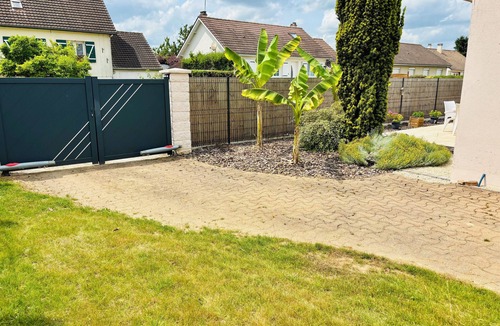 Sainte-Genevieve-des-Bois House | Charming house with land, quiet location,