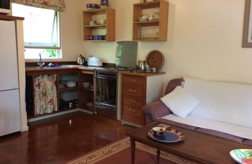 Matapouri Cottage | Charming cottage on the coast