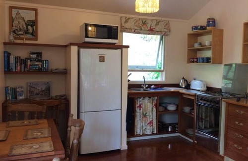 Matapouri Cottage | Charming cottage on the coast