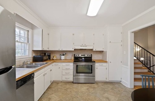 SouthPark House | Charm of Southpark - 4 Beds & Backyard