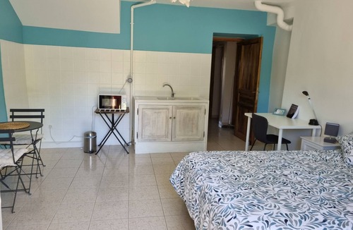 Saint-Michel-l'Observatoire Bed & Breakfast | Charmant Petit Havre de Paix